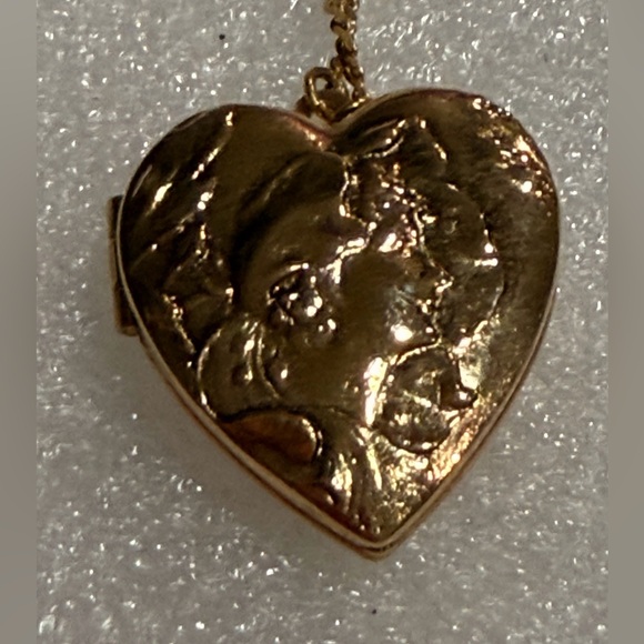 Vintage Large Gold Tone Double Locket Pendant on 28" Chain like new - Picture 3 of 6
